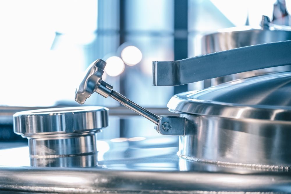 Stainless steel manway closing