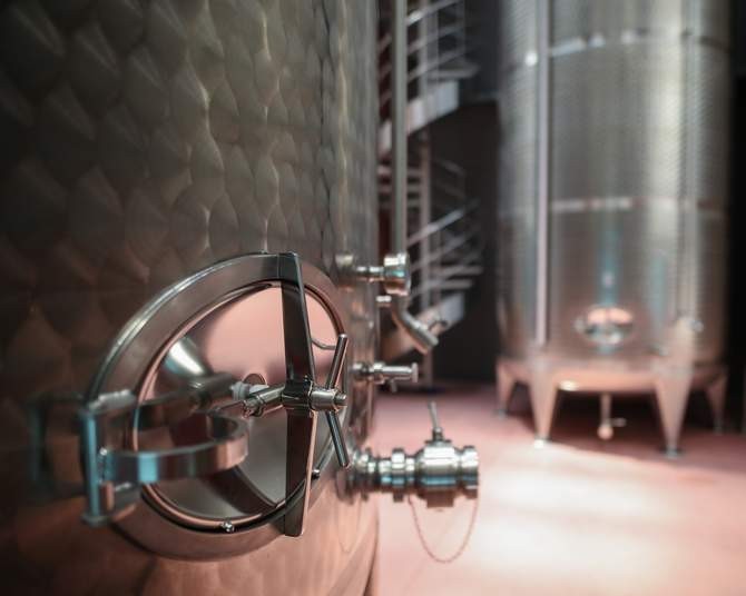 Manway arched to the diameter of the tank